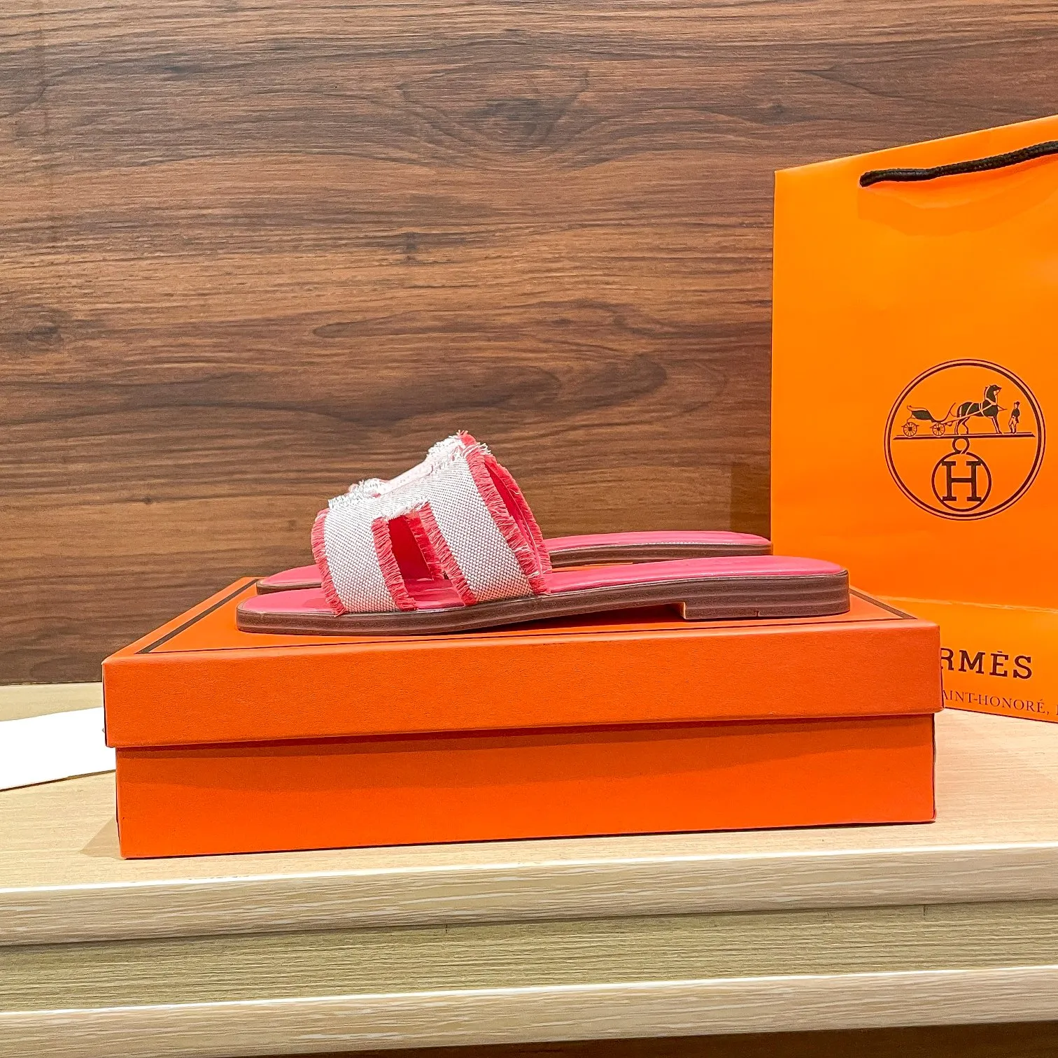 👟👟Ex-factory price 480👟👟 Hermes/Hermes new oran tassel slippers, eyelash slippers, classic slippers, exclusively customized dyed jacquard cotton fabric, woven in white and original colors! Purely hand-drawn raw edge craftsmanship creates a tassel effect. The lining and insole are made of imported soft lambskin and genuine leather outsole. Summer is here, and everyone has a pair, a must-have when going out! It doesn't rub your feet at all and is super comfortable on your feet. black pink green brown size: 35-41